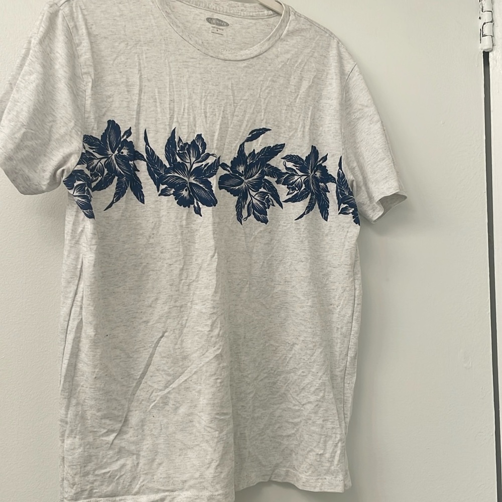 Super soft comfy men’s floral shirt.